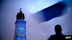 Monumentul armatei sovietice de la Sofia, iluminat cu însemnele Uniunii Europene...