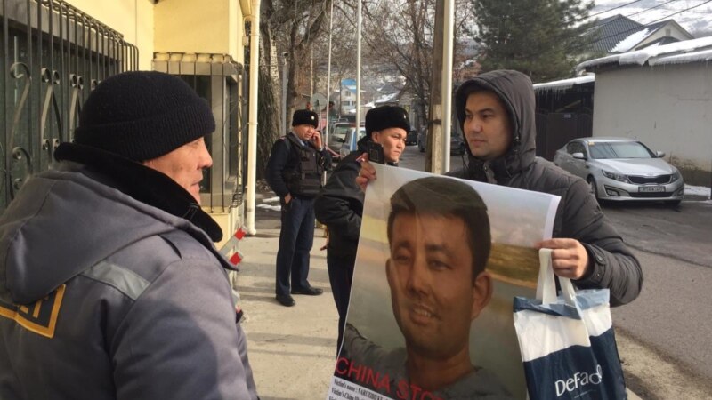 В канун визита Си Цзиньпина арестовали двух участников протестов у консульства Китая в Алматы