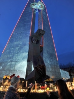 У памятника погибшим шахтерам в Междуреченске 10 лет назад. Сейчас возле мемориала нет ничего, что напоминало бы о траурной дате