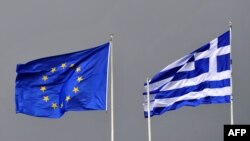 Афины шаарында желбиреген Евробиримдик менен Грециянын желектери. 10-октябрь, 2011-жыл. 