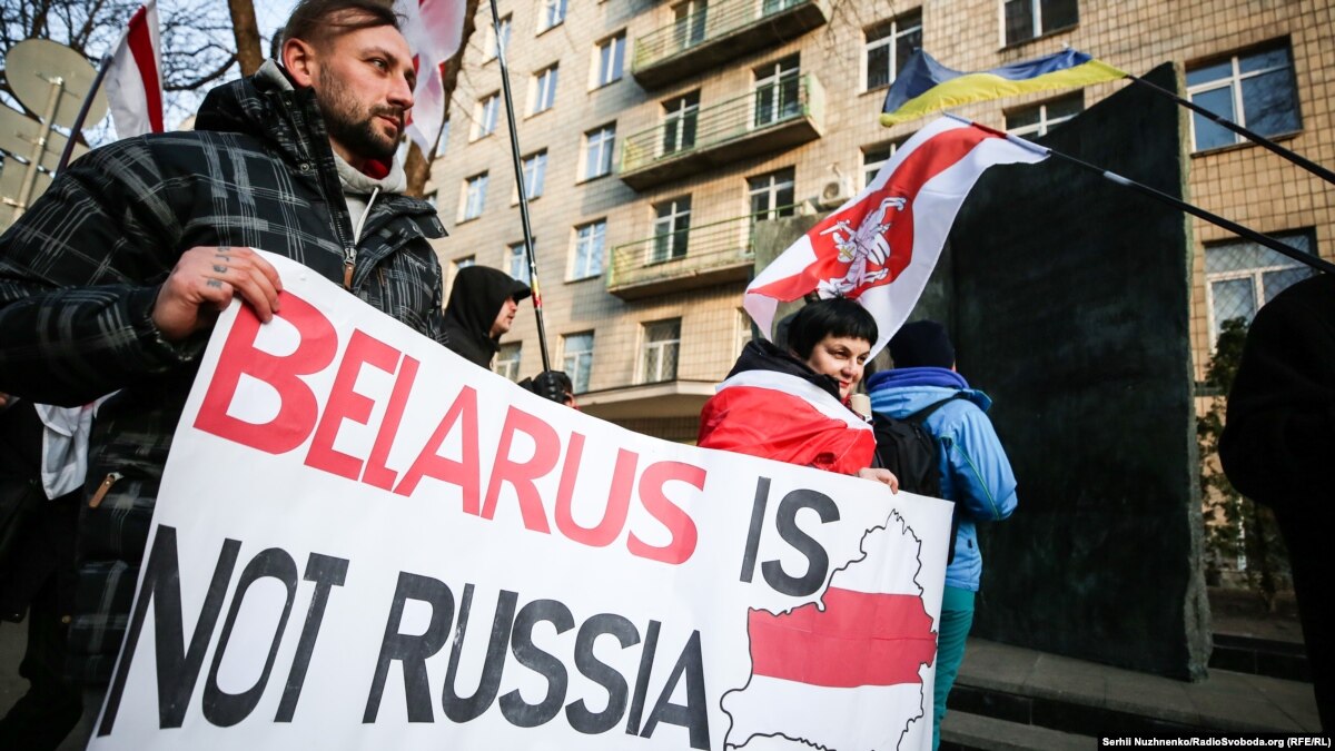 belarus-is-not-russia-v-kieve-mitingovali-u-posolystva-belarusi «Belarus Is Not Russia»: в Киеве митинговали у посольства Беларуси