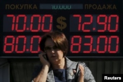 Rubla rusă, depășind un nou prag psihologic, Moscova, 24 august 2015