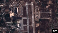 Спутниковое изображение военной базы в контролируемом правительством Сирии городе Латакия. 4 сентября 2015 года.
