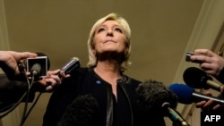 "Od večeras nisam više predsednica Nacionalnog fronta. Ja sam kandidatkinja za predsednicu", rekla je Le Pen