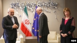 از راست: کاترین اشتون، مسوول امور سیاست خارجی اتحادیه اروپا، هرمان ون رامپوی، رییس شورای اتحادیه اروپا، و محمد جواد ظریف. 