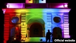 Освещение одного из зданий посольства США в Праге в честь ЛГБТ-фестиваля Prague Pride