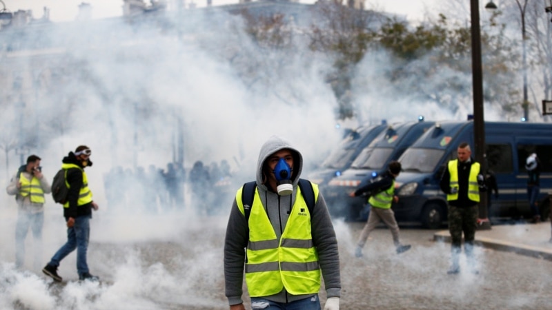 Франција се плаши дека екстремисти се обидуваат да се инфилтрираат во „Жолтите елеци“