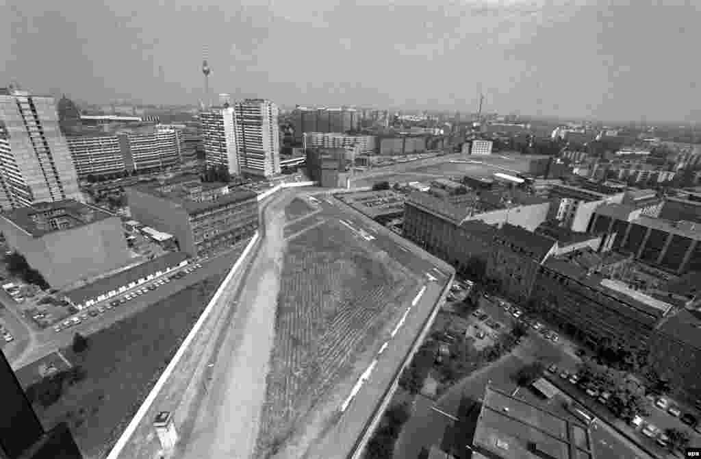Imagine de la 18 iulie 1986, cu o vedere a Berlinului divizat în zona &quot;Checkpoint Charlie.&quot;&nbsp; 