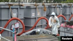 Проверка водяных резервуаров на АЭС Fukushima Daiichi. Снимок сделан в середине июня 2013 г. 