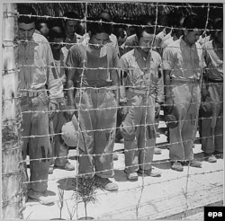 Японскія ваеннапалонныя ў лягеры на высьпе Гуам пасьля таго, як яны праслухалі прамову імпэратара Хірахіта аб капітуляцыі, 15 жніўня 1945 году