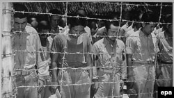 Жапон әскери тұтқындары Екінші дүниежүзілік соғыстағы Жапонияның капитуляциясы туралы хабарды тыңдап тұр. Гуам, 1945 жыл.