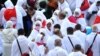 Vjernici nose maske dok obavljaju umru u Meki, 27. februar