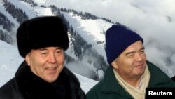 Назарбоев ва Каримов Олмаотадаги Чимбулоқ дам олиш масканида тушган сурат.