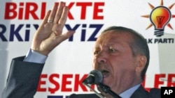 Premierul Recep Tayyip Erdogan adresîndu-se susținătorilor săi la Ankara