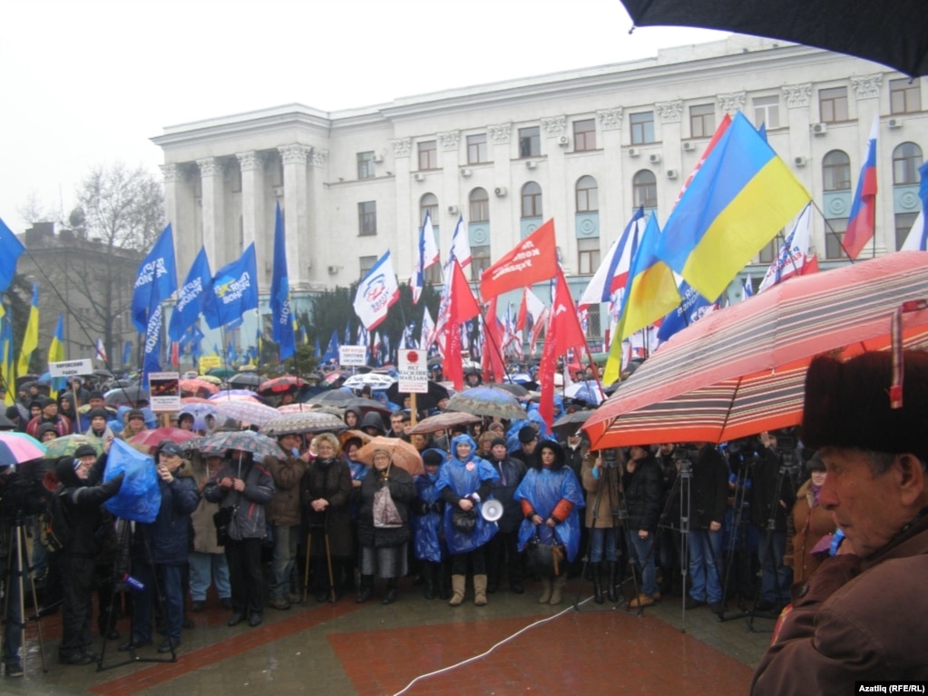 Во время митинга Евромайдан-Крым на площадь пришли пророссийские активисты. По словам координатора акции Андрея Щекуна, Партия регионов вывела на площадь бюджетников