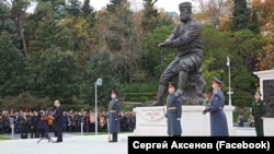 Rusiye prezidenti Vladimir Putin Yaltada III Aleksandr eykeliniñ açıluvında, 2017 senesi noyabr 18 künü