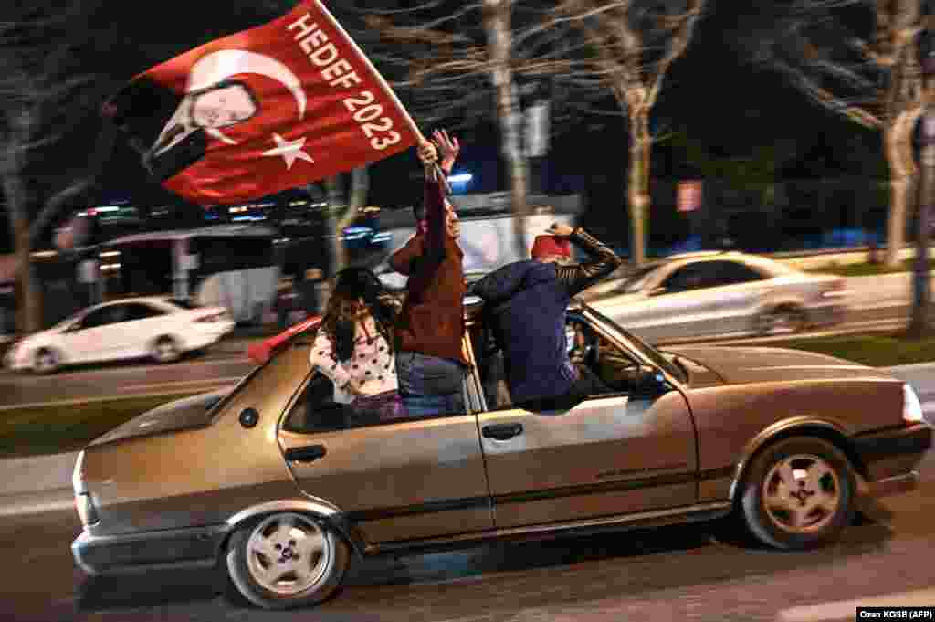 ТУРЦИЈА - Претседателот на Турција Реџеп Таип Ердоган изјави дека неговата Партија на правдата и развојот со голема разлика победила на изборите за градоначалници и им нанесла удар на оние што се обиделе земјата да ја фрлат на колена.