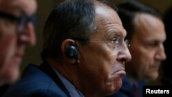 Russian Foreign Minister Sergei Lavrov is flanked by German and Polish counterparts Frank-Walter Steinmeier (left) and Radoslaw Sikorski (right) at their news conference in St. Petersburg