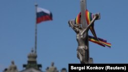 Радужная лента – символ ЛГБТ-движения – на кресте недалеко от здания Эрмитажа. 