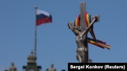 Радужная лента на кресте. Санкт-Петербург, Россия, 4 августа 2018 года