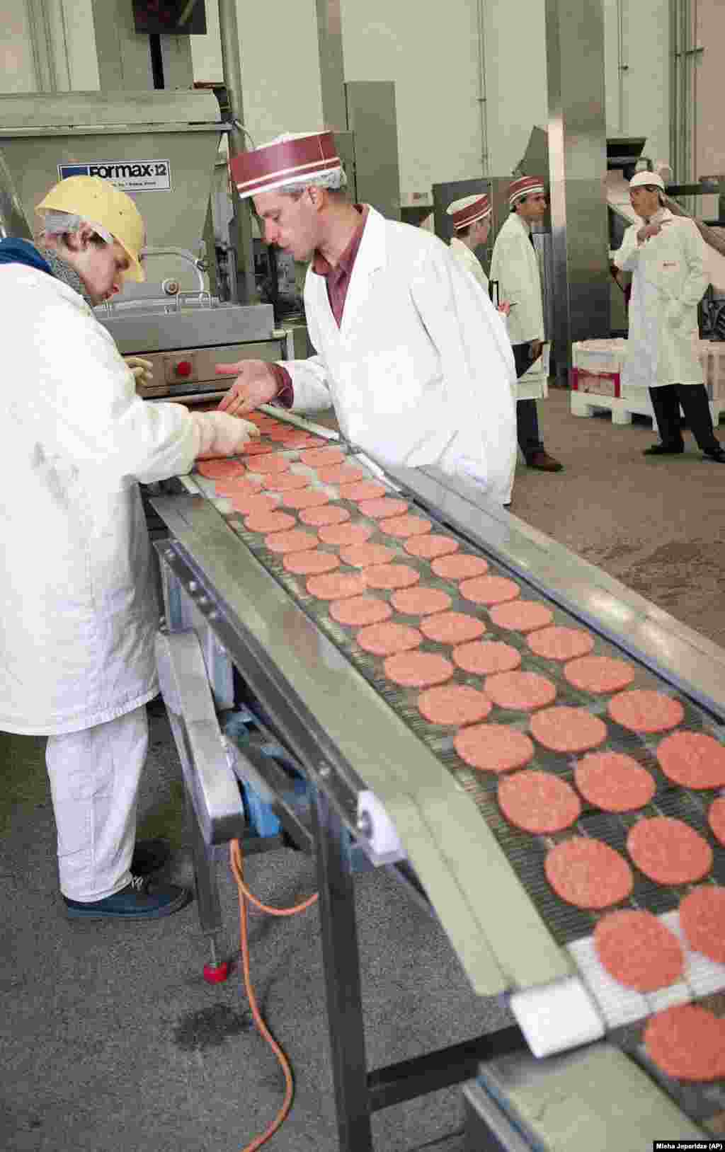 Quality-control inspectors at a McDonald’s food-processing plant located in the Moscow suburb of Solntsevo scan a conveyor belt for poorly formed hamburger patties in 1994. Machinery at the plant cranked out 10,000 hamburger patties hourly from beef provided by eight local slaughterhouses.