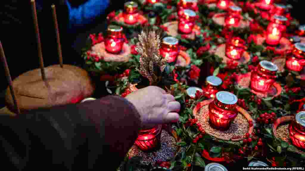 Тисячі свічок розсіяли морок. Меморіал жертв Голодомору осяявся &laquo;вогниками пам&rsquo;яті&raquo; &nbsp;