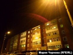 Жилой дом на улице Мира, 120, на который упал хвост самолета, после ремонта