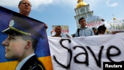 Pamje nga protestat për lirimin e pilotes ukrainase, Savchenko.
