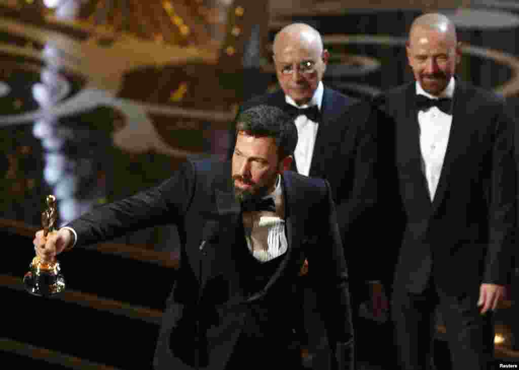 Ben Affleck, Alan Arki i Bryan Cranston, Hollywood, 24. februar 2013. Foto: REUTERS / Mario Anzuoni 