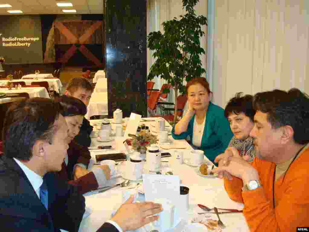 Чехияның адам құқтары бойынша министрі Жәмилә Стехликова Азаттық радиосында қонақта - Kazakhstan/Czech Republic- Zhamila Stehlikova Having Lunch In RFE/RL With Kazakh Service