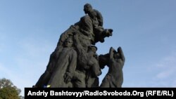 Монумент. Вшанування жертв розстрілів у Бабиному Яру, Київ, 3 жовтня 2011 року