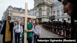 Riot police officers cordon off anti-LGBT protesters during a pride march in Kyiv. (file photo)