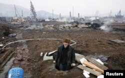Житель поселка Шира на пепелище своего дома