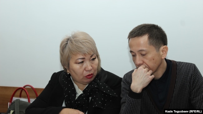 Подсудимый Асет Абишев и его адвокат Гульнара Жуаспаева в зале суда. Алматы, 29 ноября 2018 года.