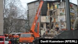 Тяжелая техника работает на месте взрыва в жилом доме в Ярославле, 16 февраля 2016 года
