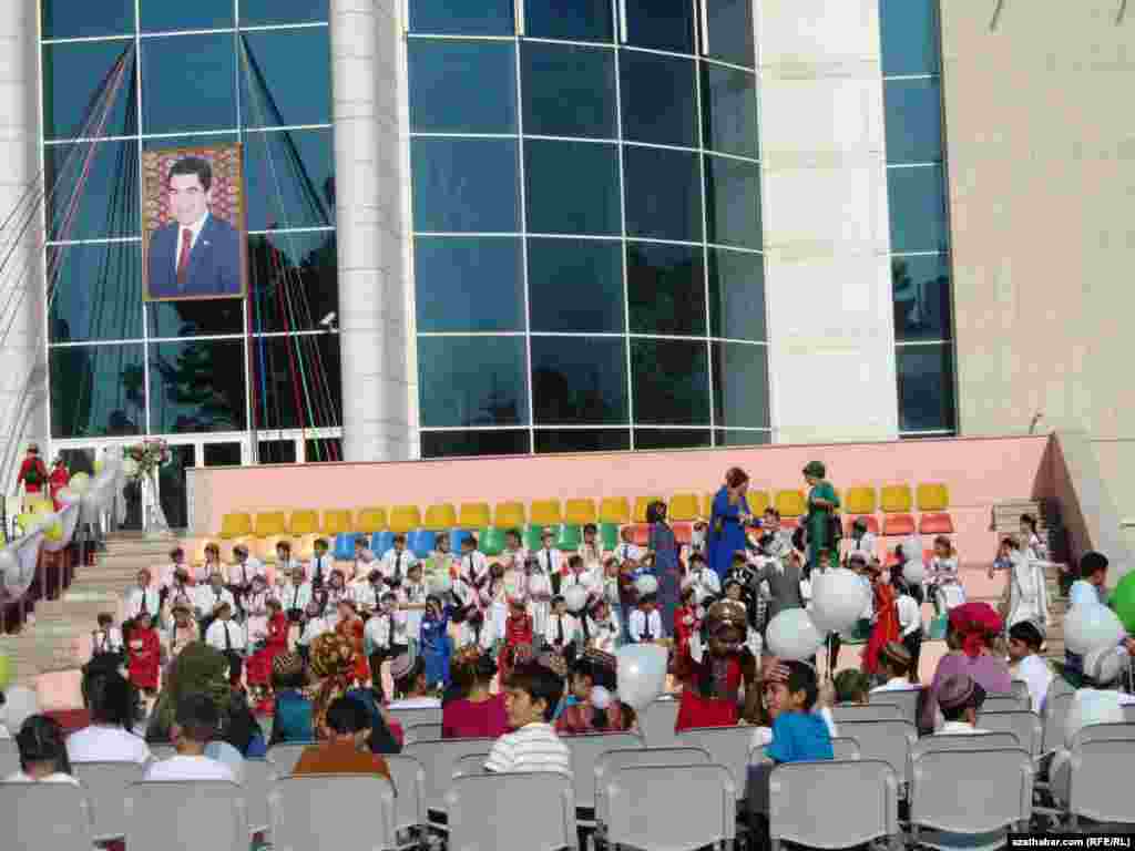 Turkmenistan. "Ertekiler dunyasi" (Disney Land) in Ashgabat