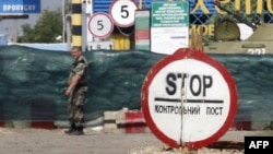 Украинский пограничник на пропускном пункте недалеко от границы с Россией. Иллюстративное фото.