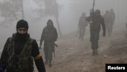 Бурсая жотасы маңында соғысып жүрген Түркия қолдайтын Сирия еркін армиясының жасақтары. Сирия, 23 қаңтар 2018 жыл.