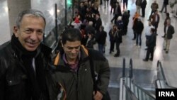 ماسیمو آپارو، معاون مدیر کل آژانس (سمت چپ) به هنگام ورود به تهران. ۱۸ ژانویه ۲۰۱۴.