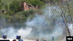 Forcat e rendit përdorin gaz lotsjellës ndaj protestuesve...