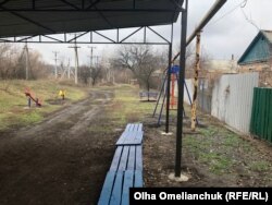 Детская площадка возле гуманитарного штаба в Жованке