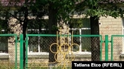 O parte din gardul Liceului Teoretic din Peresecina, Orhei, amplasat de-a lungul traseului Chișinău-Bălți, încă păstrează simbolul Jocurilor Olimpice din 1980 de la Moscova. 