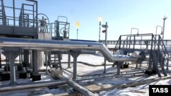 Мустақил кузатувчилар ҳисоб-китобича¸Ўзбекистоннинг газ экспорт қилиш борасида Россия қувурларига қарамлиги¸ бу давлат иқтисодига каттагина зиëн еткизмоқда. 