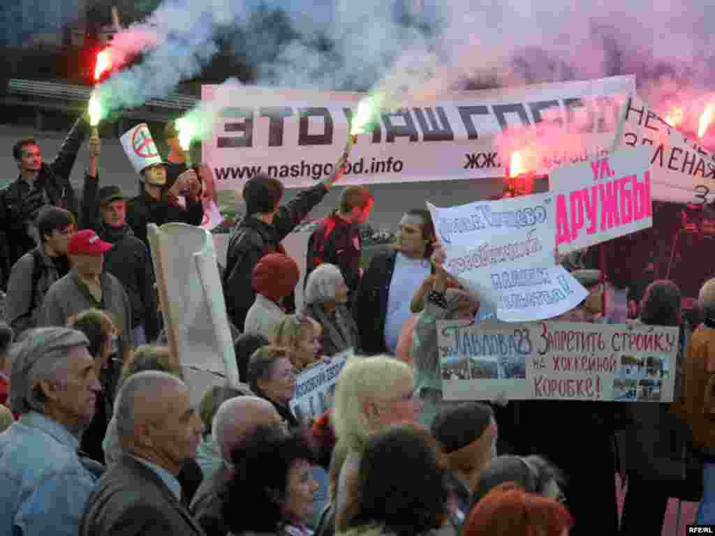Russia -- Meeting of muscovites against sealing building city areas. Moscow, Novopushkinsky square - 21sep2007
