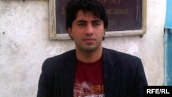 Azerbaijan – Institute for Reporters' Freedom and Safety (IRFS) chairman Emin Huseynov visits youth activist Adnan Hajizade at prison, Apr2010