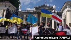 Митинг в поддержку крымскотатарского народа возле посольства России в Варшаве, 18 мая 2014 года