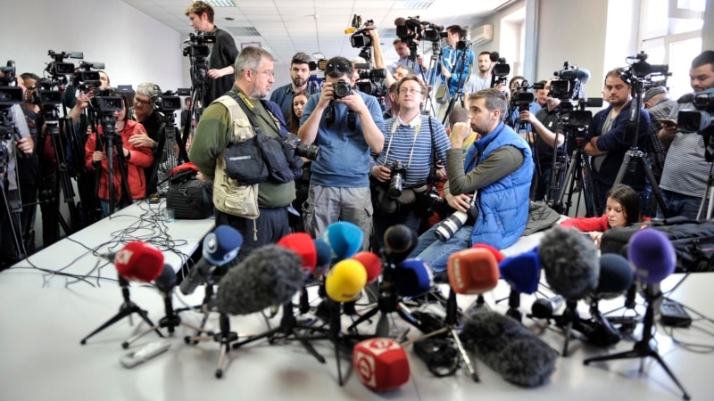 Novinarima u Srbiji ponovo prete, a sloboda medija pada