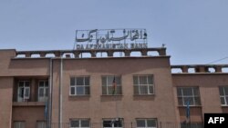 بانک مرکزی کشور محدودیت ها بر اخذ پول از بانک ها را بار دیگر کاهش داده است.