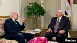 Presidenti i përkohshëm Adly Mansour (djathtas) në takimin me Mohamed ElBaradein