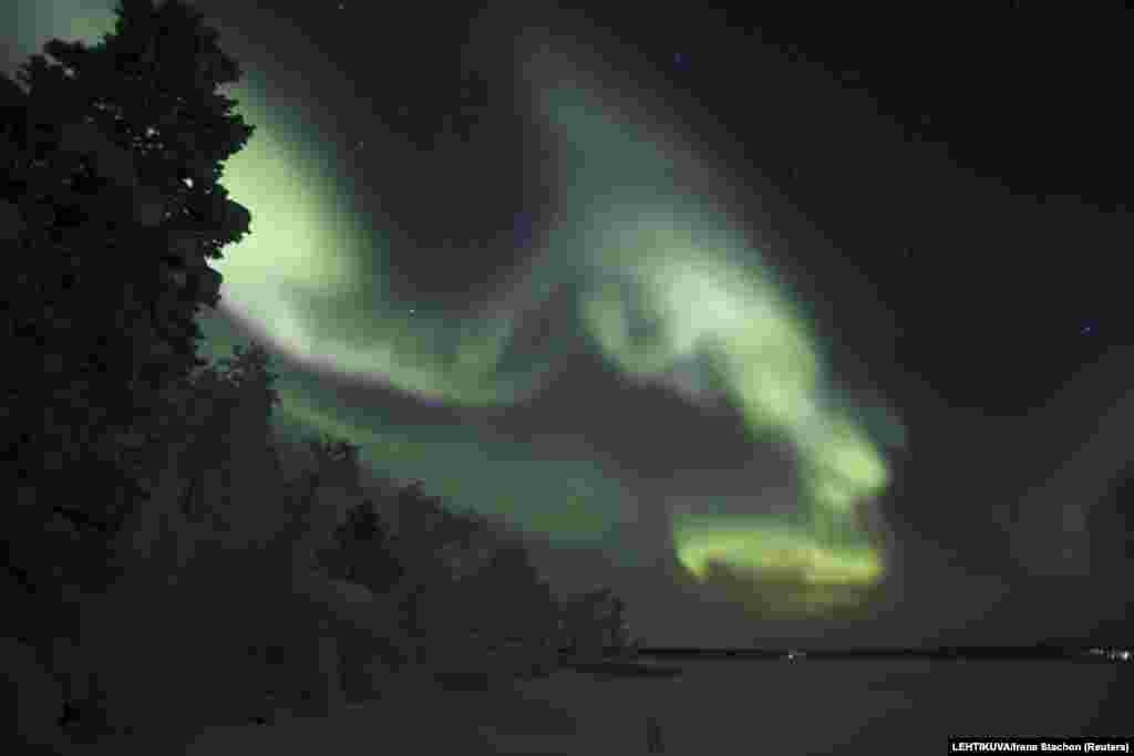 Паўночнае зьзяньне асьвятляе неба ў ляпляндзкім рэгіёне Фінляндыі. (Reuters)
